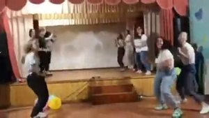 Вожатский танец в лагере