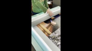 Накатка самоклейки на пенокартон на планшетном ламинаторе STANBER. Типография ГраниАрт в СПБ