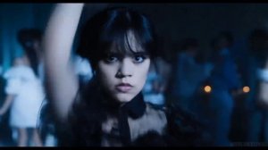 Эдит на танец венсдей.