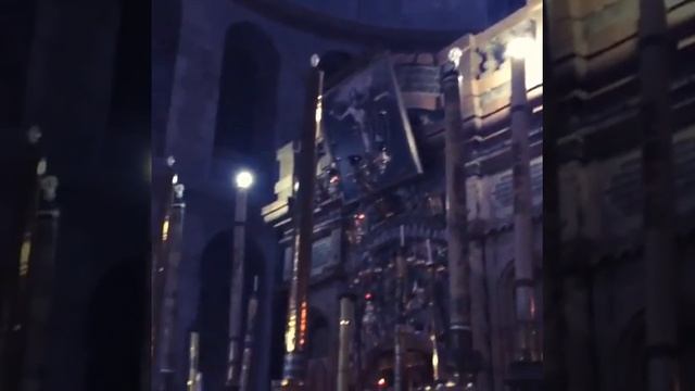 В Храме Гроба Господня идет служба ...