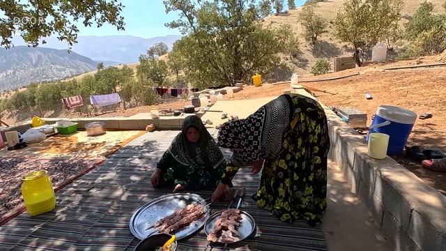 Family Gathering with Delicious Food at Grandma's Farm? смотреть онлайн