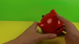 Злая птичка Энгри бёрд несёт яйца. Весёлая игрушка