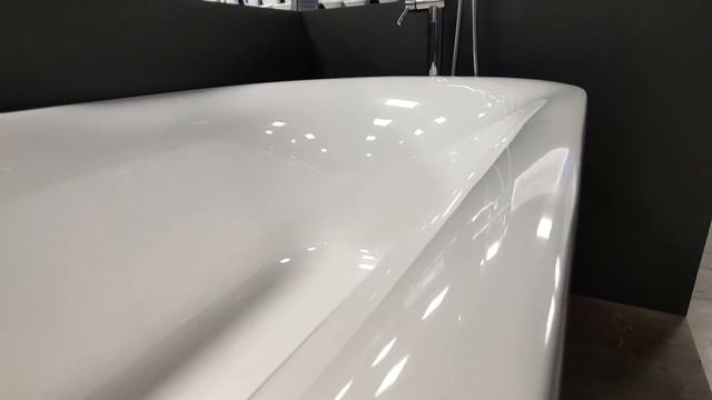 Изысканные отдельностоящие ванны из литьевого мрамора от бренда BAS.