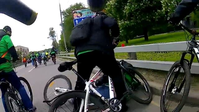 Опасное падение девушки на велопробеге "Велосипед против сигарет 2017" смотреть онлайн