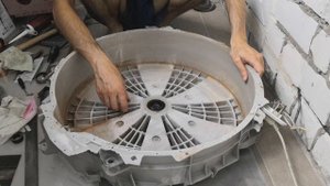 Ремонт стиральной машины Electrolux EWM1044EDU. Пилю неразборный бак для замены подшипников