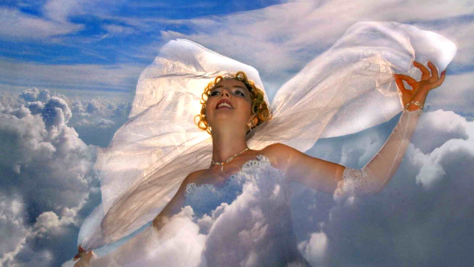 Мечтать ясный. Женщина в белом в облаках. Мечта неповторимая. Фото девушек к ассоциации неповторимая. Облако в руке картинка.