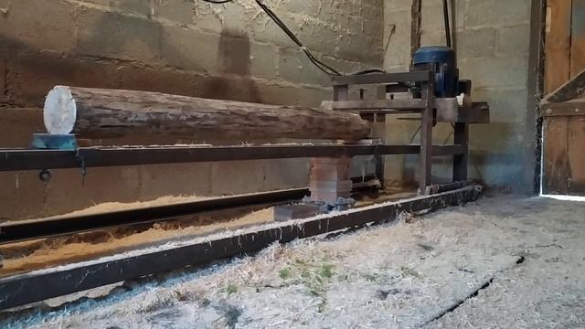 Деловые доски из старых брёвен на самодельной пилораме. смотреть онлайн