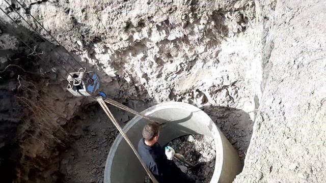 Новая канализация в частном доме / Монтаж бетонных колец.