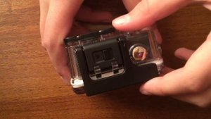 Как снять водонепроницаемый кейс с ЭКШН—Камеры?