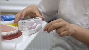Чистка межзубных промежутков суперфлосом