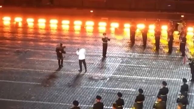 Солист Rammstein Тилль Линдеманн спел по-русски на Красной площади. Он исполнил песню Любимый город.