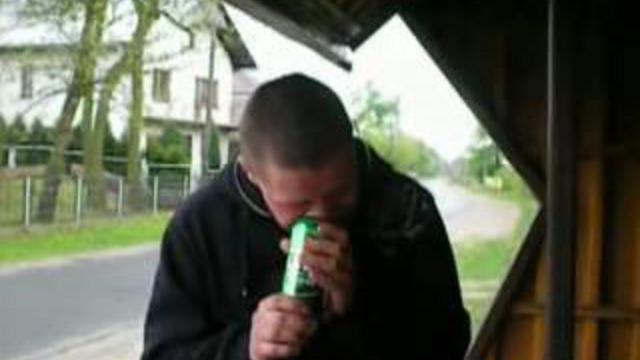 Найти видео как мужик. Мужик который банки с пивом зубами открывает.