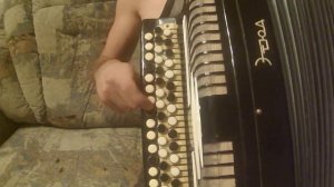 Жуки Батарейка разбор на баяне