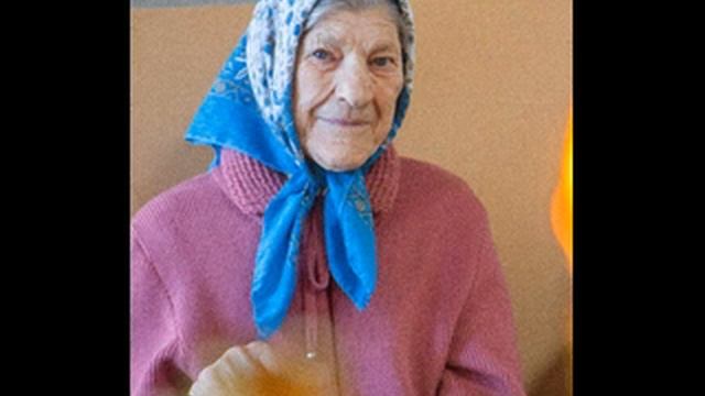 БАБУШКА НАСТЯ, КОТОРАЯ ВСЕМ КОНФЕТЫ РАЗДАВАЛА смотреть онлайн