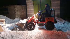 Снеговой ковш минипогрузчика в деле