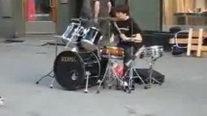 Гениальный барабанщик на улице Осло   YouTube