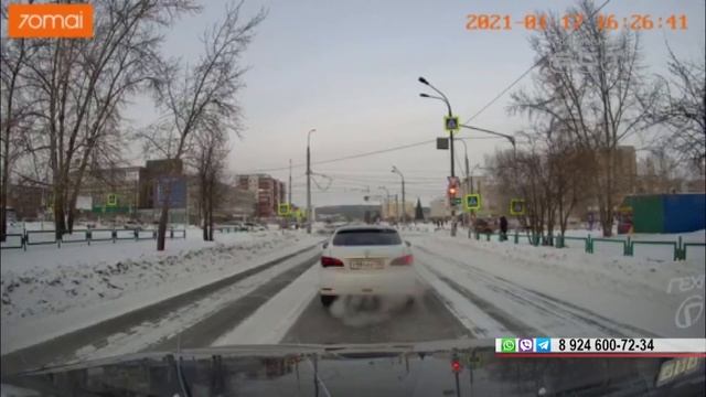 Водитель поехал по встречной полосе, двигаясь с улицы Космонавтов на Ленина в Братске смотреть онлайн