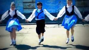 кавказец танцует русский народный)))