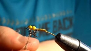 вяжем мушку для ловли нахлыстом ручейник в домике