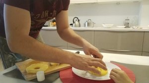 Режем ананас.