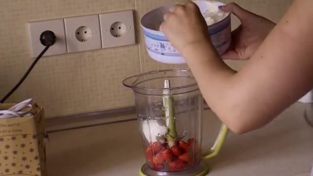 Cooking with Leylavis : DIY♥♥ Strawberry Smoothie / Клубничный Коктейль смотреть онлайн