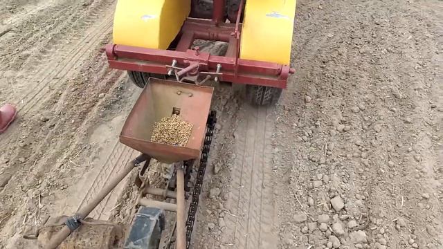 Самодельная сажалка-сеялка свеклы (овощей) под мотоблок. Самодельный адаптер.