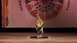 образцовая цирковая студия Арлекино номер "комар и девочка"