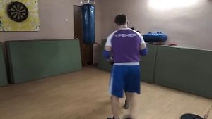 Детская тренировка по боксу. Работа на лапах. Опять двойка.