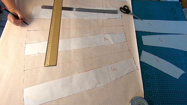 Дизайнерское платье необычного кроя с юбкой колокол. Моделирование и раскрой.mp4