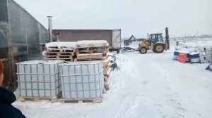 Работа экскаватора погрузчика Volvo BL71 с вилами