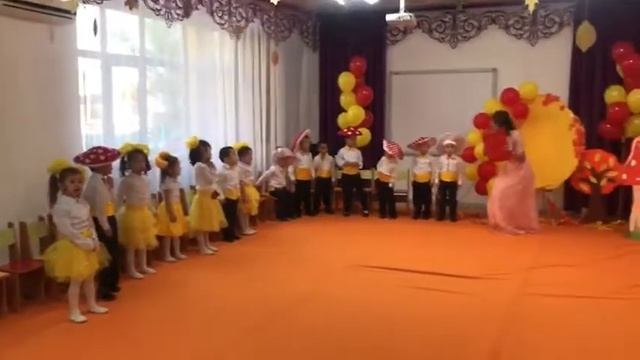 осень наступила ? кап кап на ладошку, паучки жучки и мошки прячутся скрываются смотреть онлайн