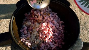 ?Новогодняя СОЛЯНКА в казане на костре!? Не заменимое блюдо после застолья!#солянкавказаненакостре