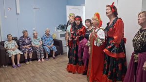 Исполнение песен с элементами караоке в доме престарелых «Дом бабушек и дедушек» в Нижнем Новгороде