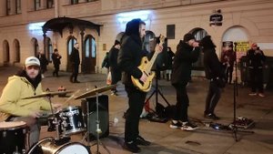 Питерская группа "ISTREETBAND" и солист Иван Черепанов выступают на Думской улице в Санкт-Петербург