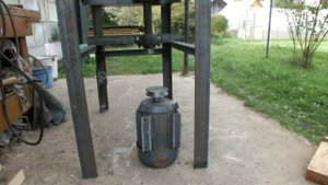 Самодельный фрезерный станок по дереву с насадными фрезами ч.2.mp4