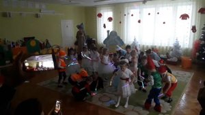 Дети танцуют танец с огоньками