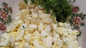 Салат из картофеля с горбушей