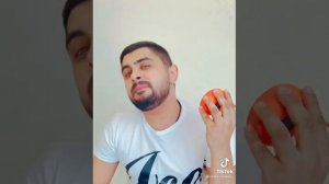 Поёт Слава Новиков