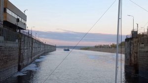 Россия: увлекательное путешествие на теплоходе по Волге. Проходим шлюзы Чебоксарской ГЭС