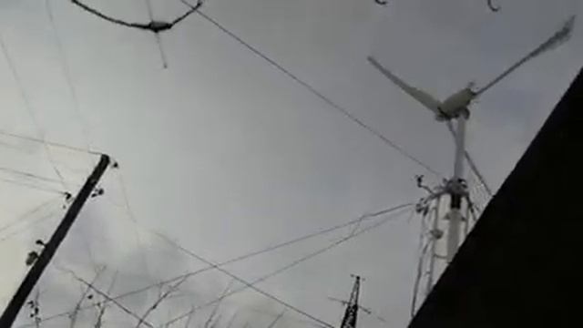 Смотрим Как работает ветрогенератор при сильном ветре и его показания