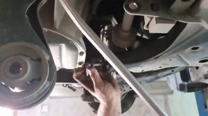 Болт правого рычага Приус 20 как вытащить.