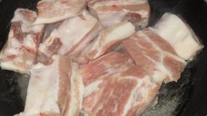 Свиные ребра жареные на сковороде с помидорами