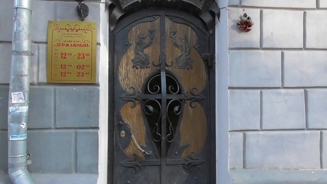 художественная ковка, красивые двери в кафе ресторан Державный в Великом Новгороде смотреть онлайн