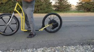 Новая игрушка -- самокат для взрослых с бензиновым мотором.