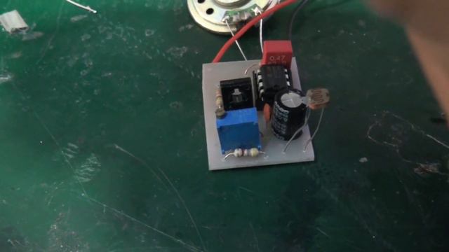 Karanlıkta çalışan vızıltı devresi (elektronik şaka devresi) смотреть онлайн