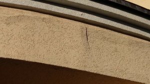 Нарушение гидроизоляции открытого балкона приводит к разрушению стен первого этажа дома