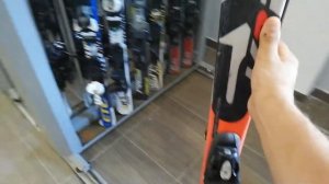 Удобный стеллаж для хранения лыж в Пункте проката Лыжного снаряжения.