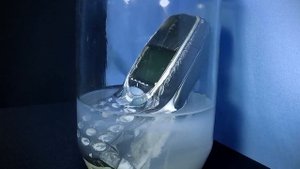 Nokia 3310 против ацетона