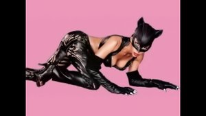 А у кошки четыре ноги позади длинный хвост