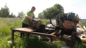 Самодельный дровокол в работе.